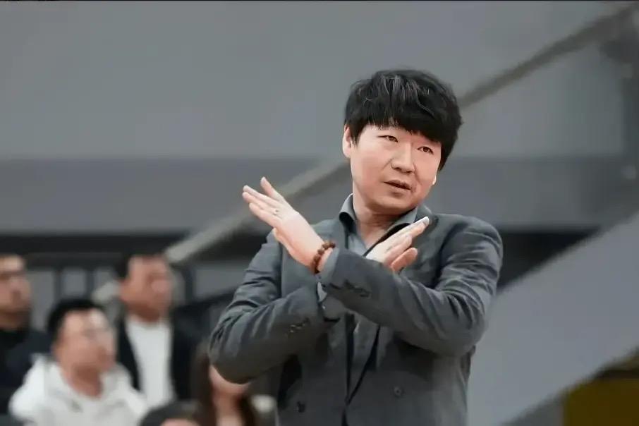 CBA季后赛第一轮！
山东高速男篮前两节落后辽宁男篮14分！
高速男篮全体队员集