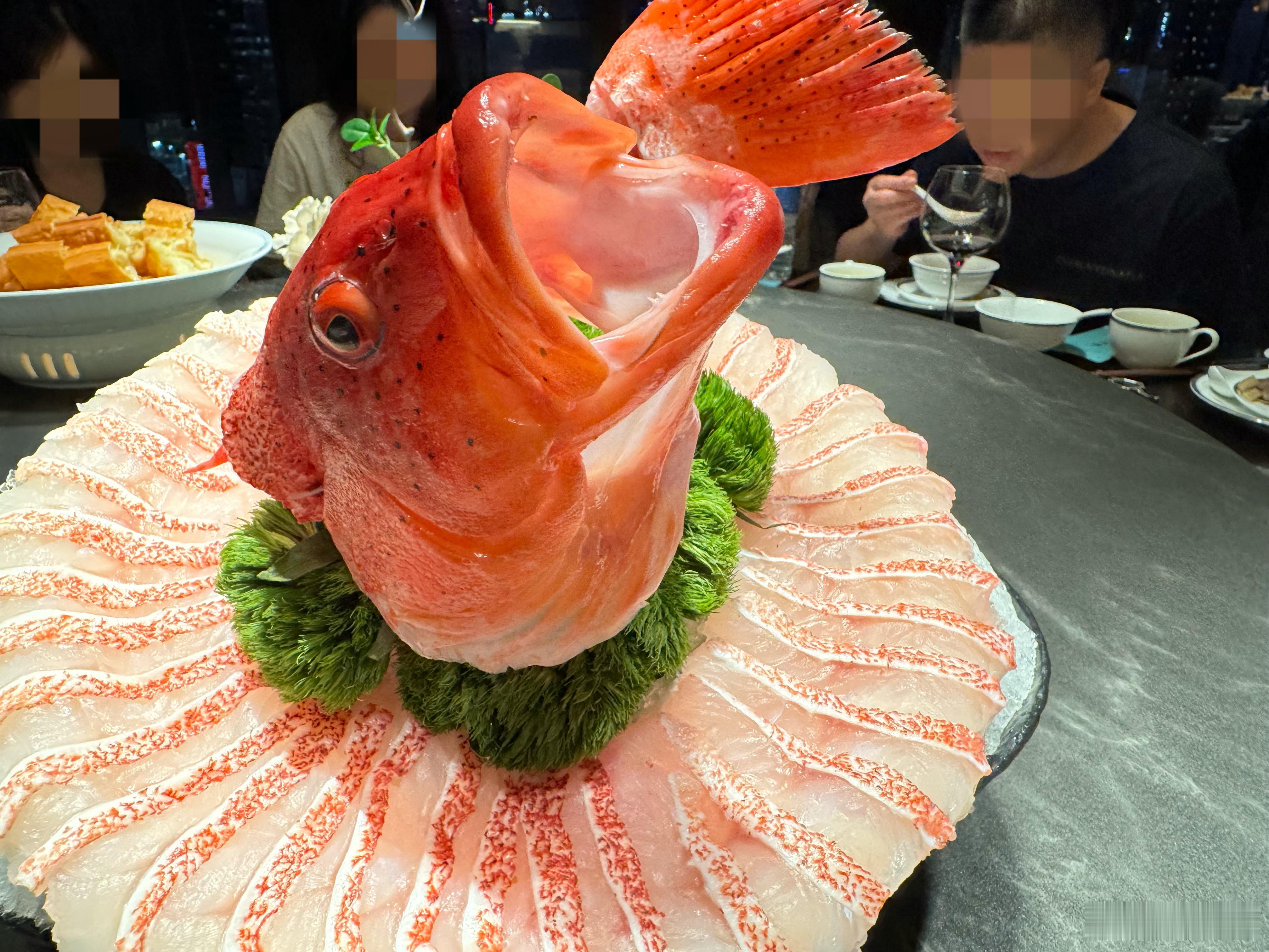 这家位于铜锣湾的湘菜馆味道真不错，是极少数融合了本地口味但依旧好吃的。最重要的是