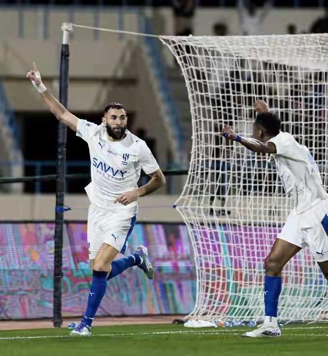 天神下凡！38岁本泽马新月首秀戴帽+助攻 独造4球率队6-0狂胜！本泽马首秀帽子