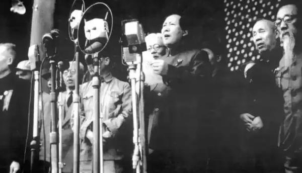 美国到处打仗，没乱；俄罗斯长期被制裁，没垮；以色列全是对手，站得稳，可翻看历史，