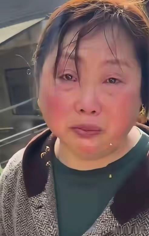 人民日报都为这位女村支书发声了，这事看得人心里暖暖的！

当初她哑着嗓子说灾情，