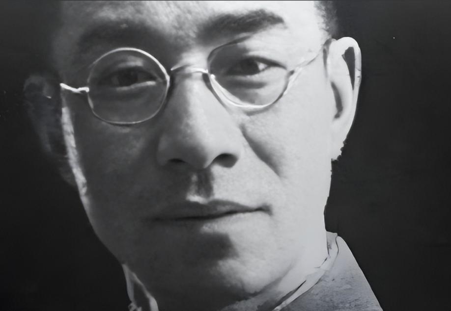1949年2月1日下午五点，北平弓弦胡同14号，一个穿长衫的中年男人被人带进了屋