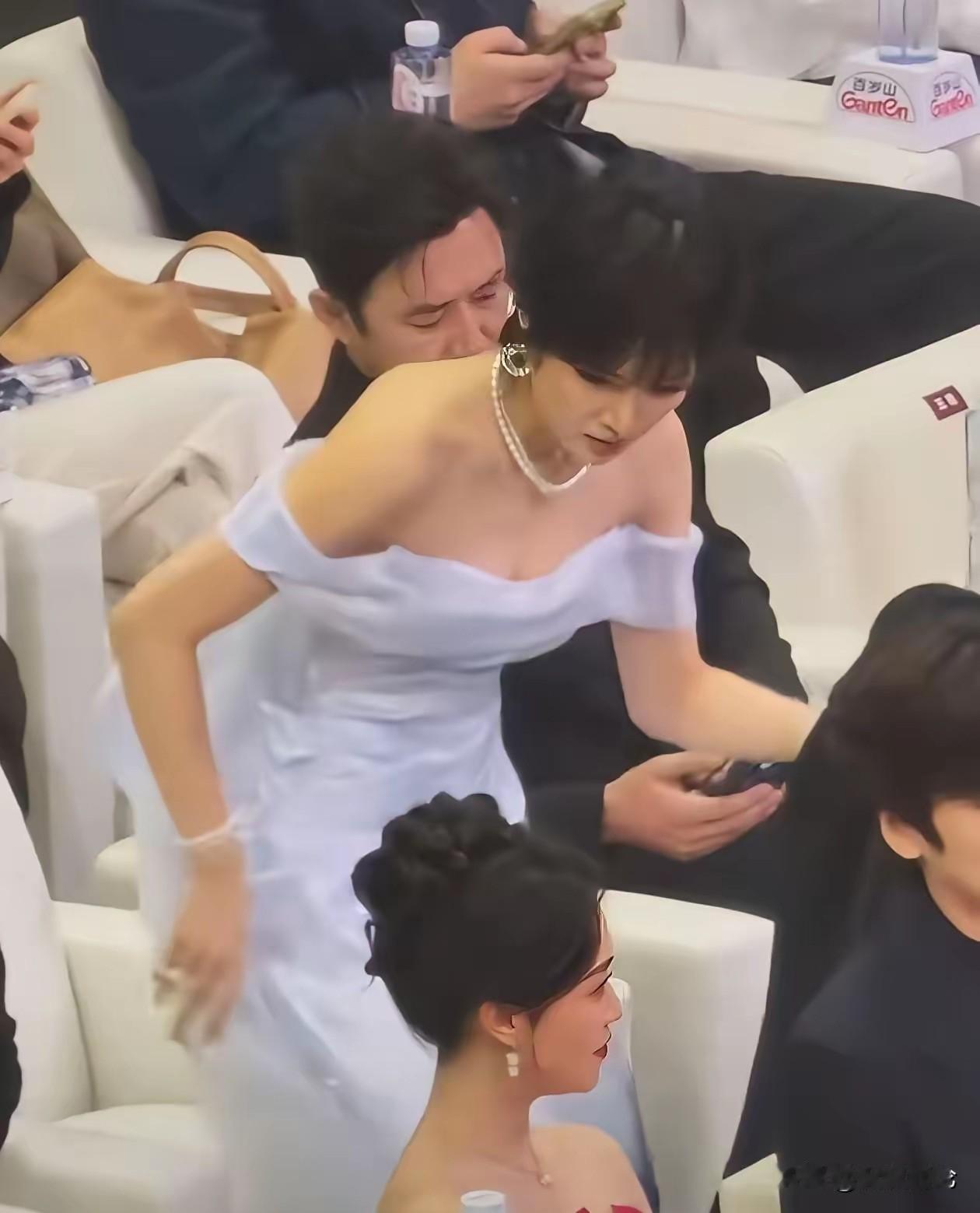 二公主姚安娜出席活动这身衣服真是设计的恰到好处，即使身体微微前倾，也不会走光，非