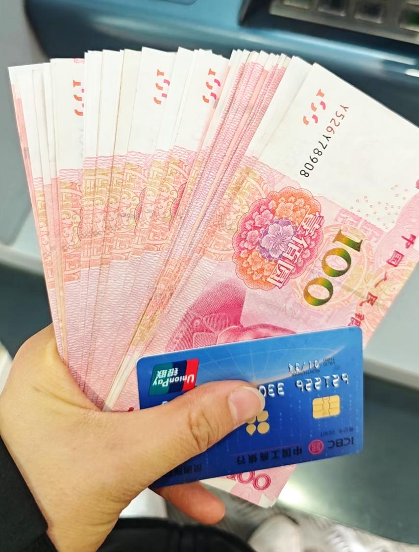 奉劝所有人，未来三年内，
不要脸地存钱，未来三年，放下虚荣，踏踏实实存钱。很多人
