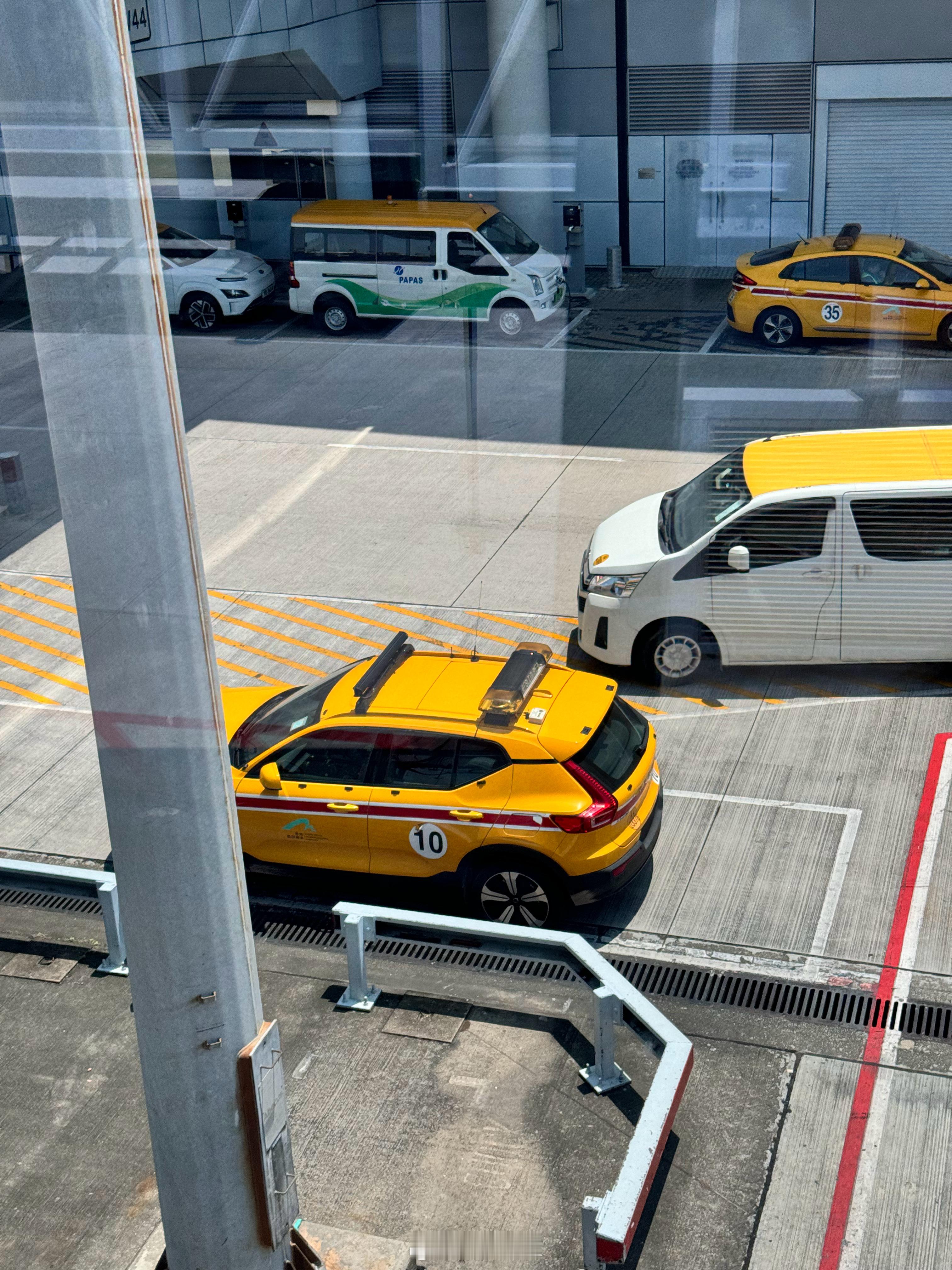 香港机场的工作车种类真多…除了最新的海豚🐬还有窝沃XC40、各种起亚，你选哪个