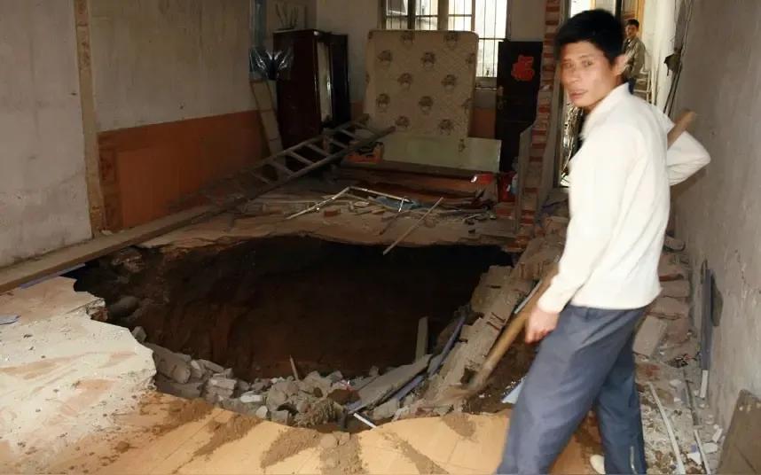 贵州一村民家中突发地陷，社区紧急响应救援

近日，贵州省某村庄发生了一起突如其来