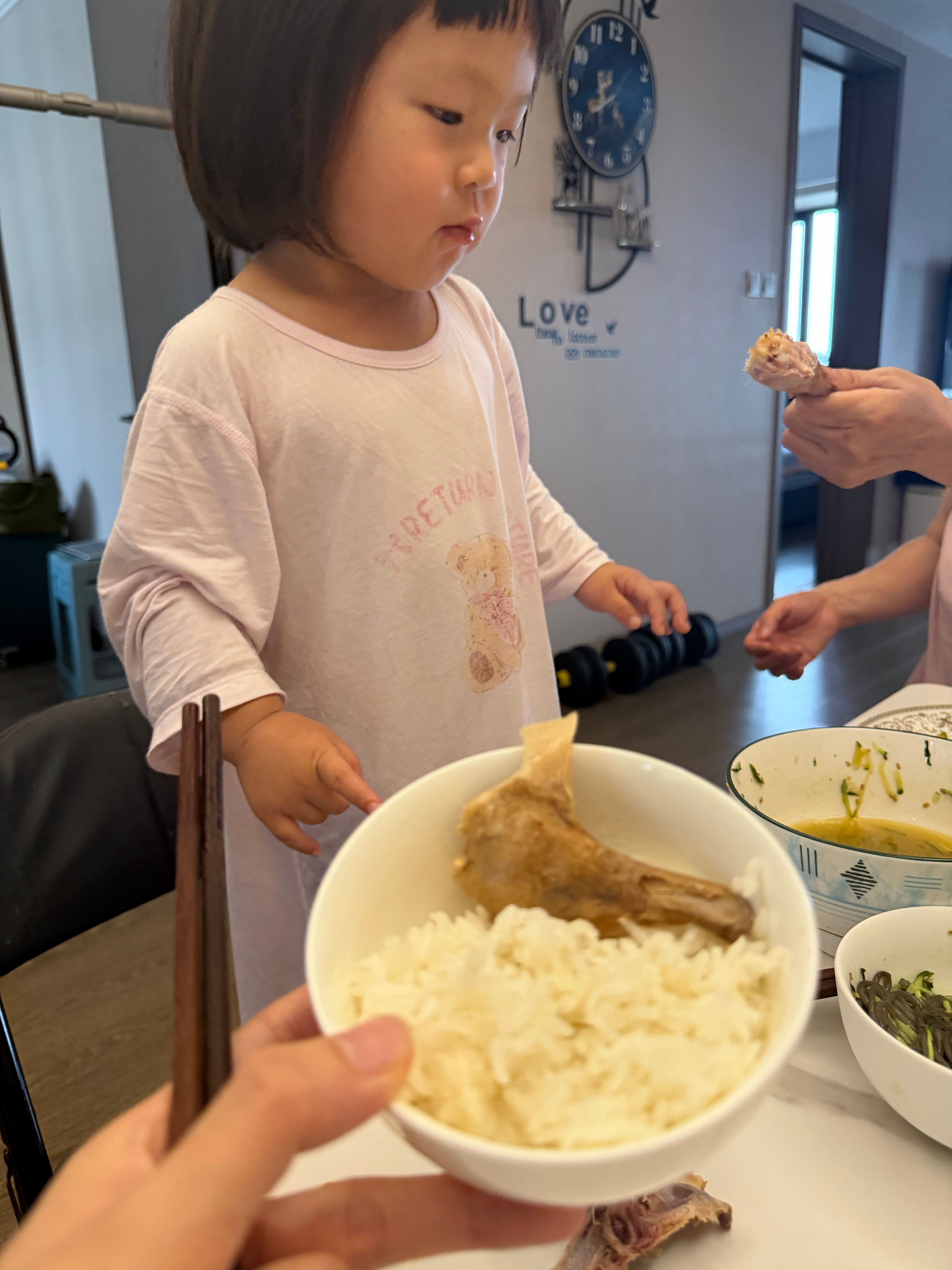 婆婆在喂小满吃鸡腿小满问我，妈妈你吃鸡腿吗？我给你拿一个我说我不吃孩子给我拿了个