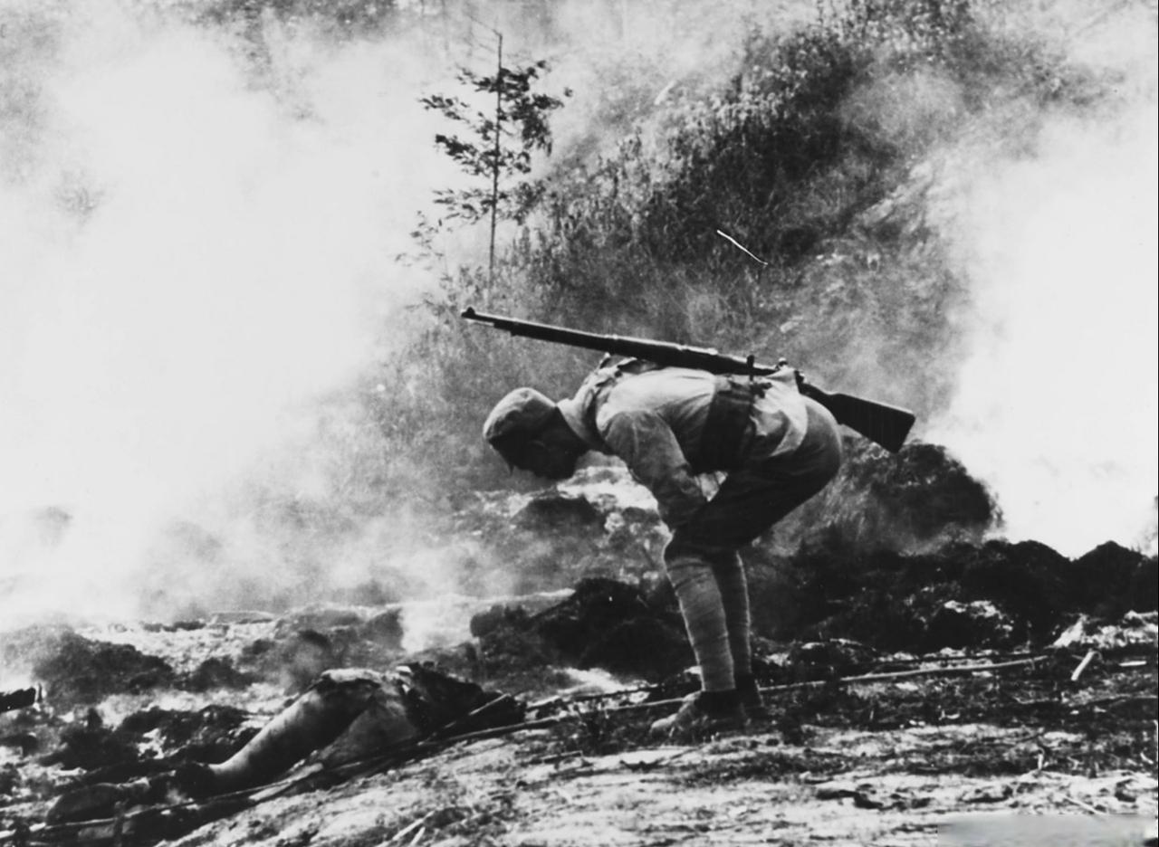 这张令人心碎的黑白照片，拍摄于1937年抗日战争淞沪会战期间的上海战场。
 
核