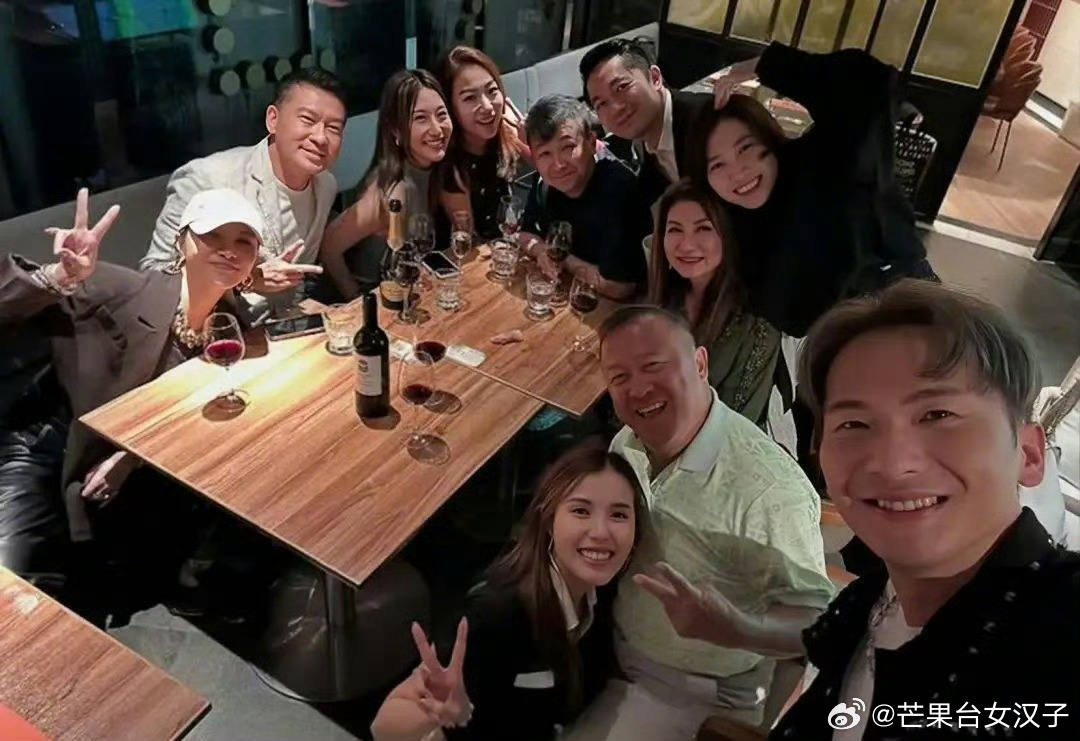 曾志伟和女星合影姿势引争议 蹭镜头还是真交情？咋看咋膈应，有个词怎么说，什么不保