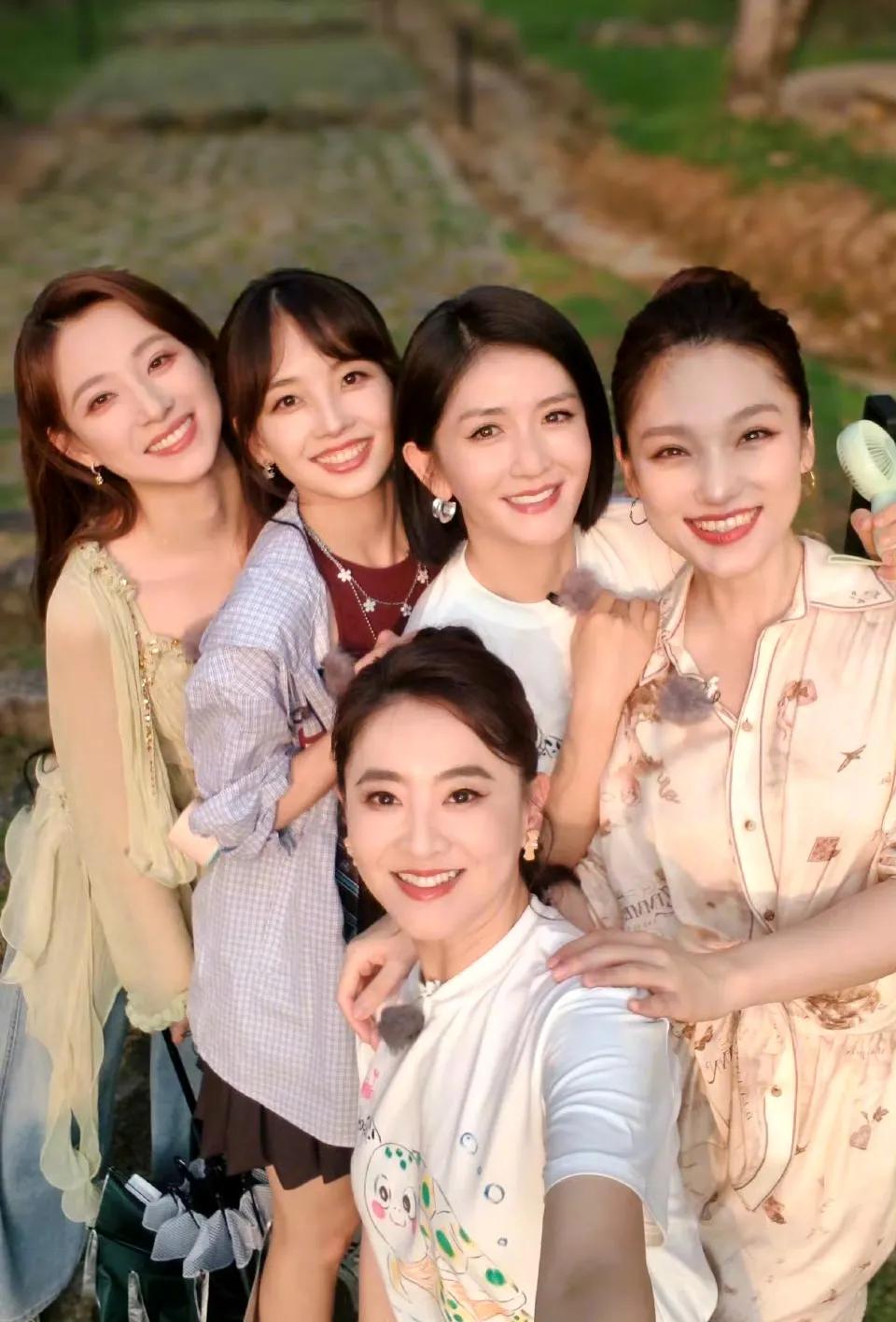 央视五朵金花，哪一位是你的菜？

央视五大漂亮女主持人的一张合影，分别是月亮姐姐