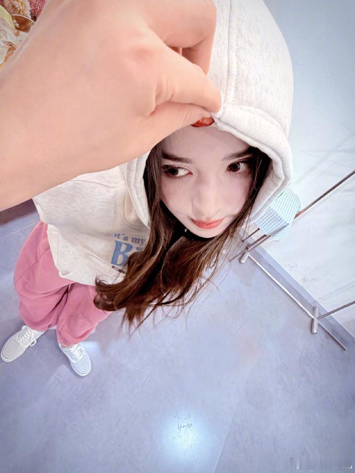 娜扎冬至自拍 娜扎的自拍堪称壁纸库存神器！怼脸拍、半身照都质感拉满，存图存到根本