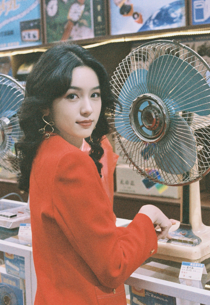 周也有自己的莞莞类卿周也千禧感妆造梦回你好1983夏晓兰的千禧感妆造真的美翻天！