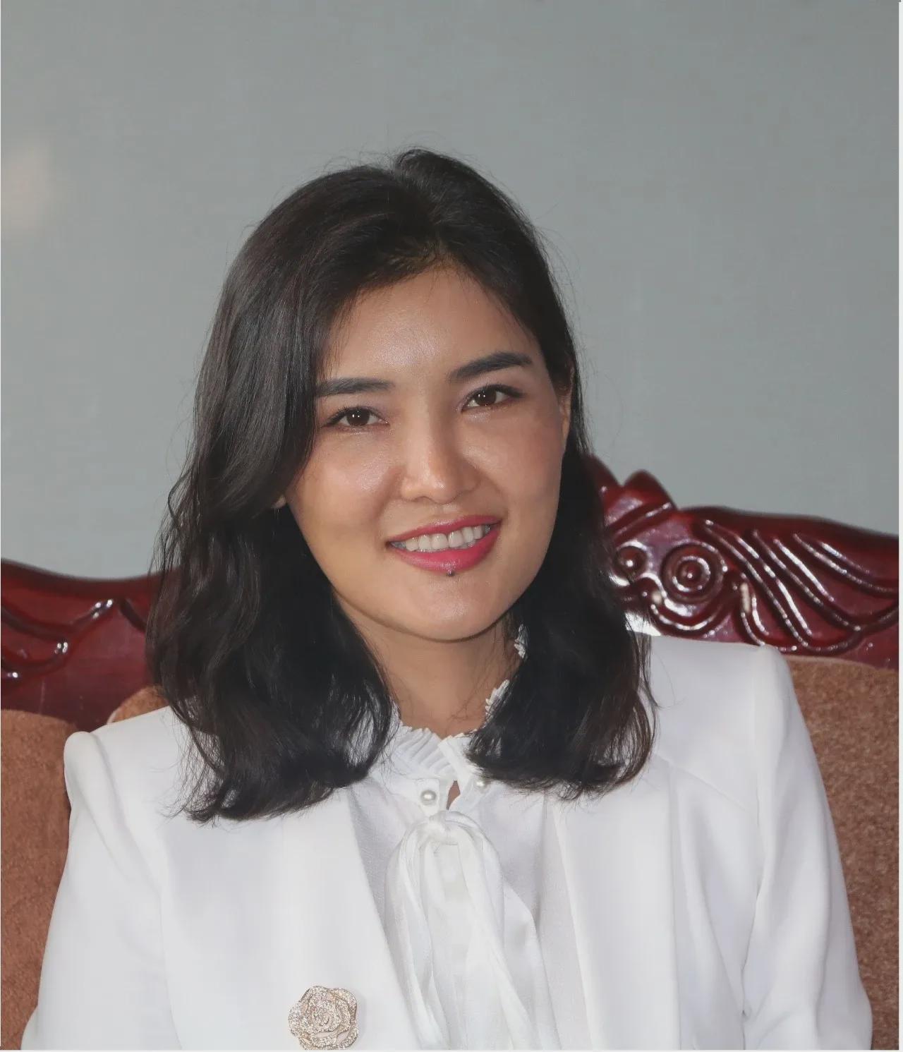 你以为她在做好事？
镜头前，米色针织、柔光滤镜，蹲在孤儿院摸孩子额头，配文"愿每