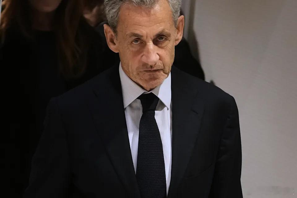 【法国前总统萨科齐入狱服刑】（美联社）——法国前总统尼古拉·萨科齐将于周二入狱服