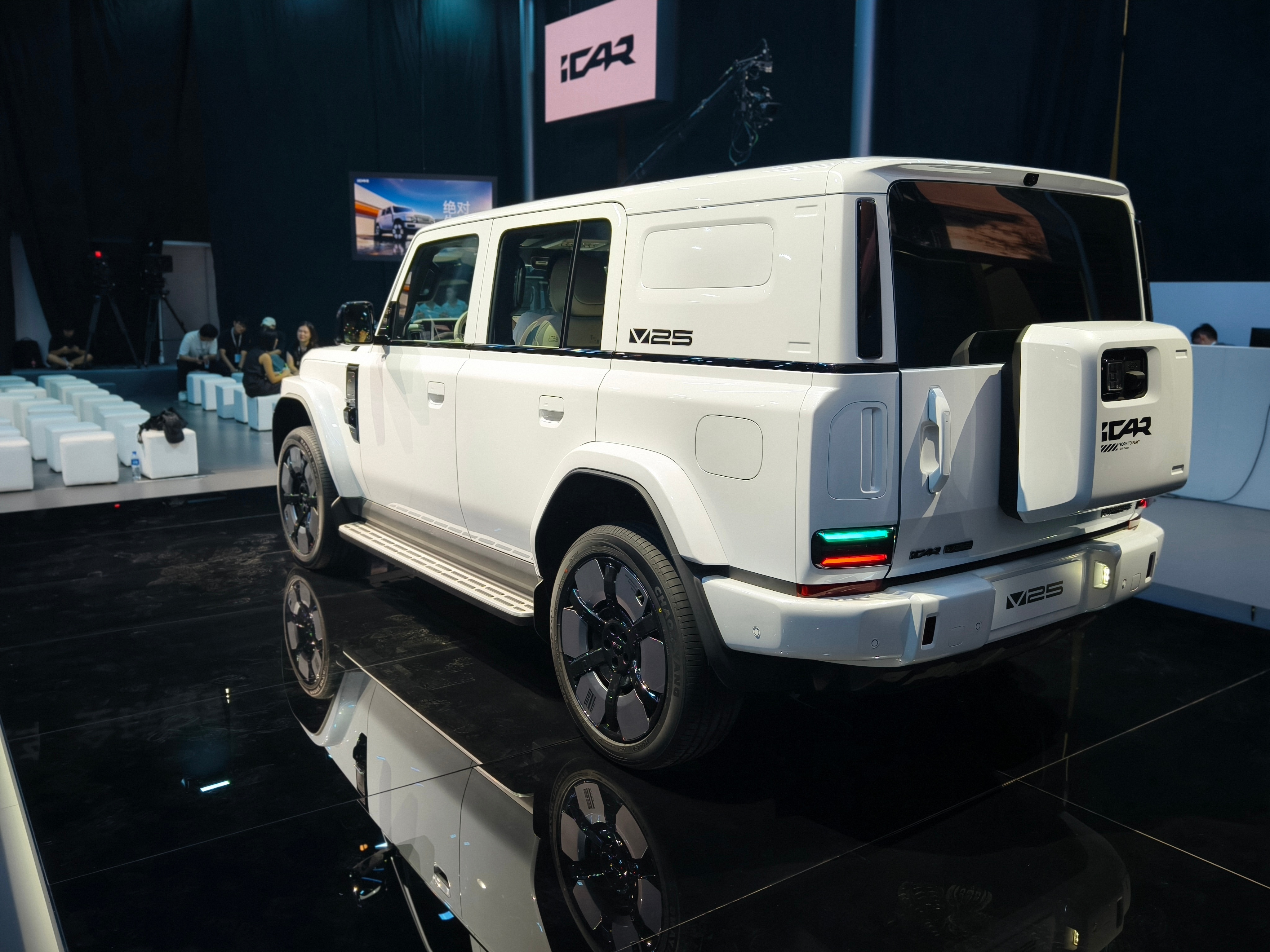 方盒子界的颜值担当，iCar V25。V23是一个小巧的城市代步车V27是一个大