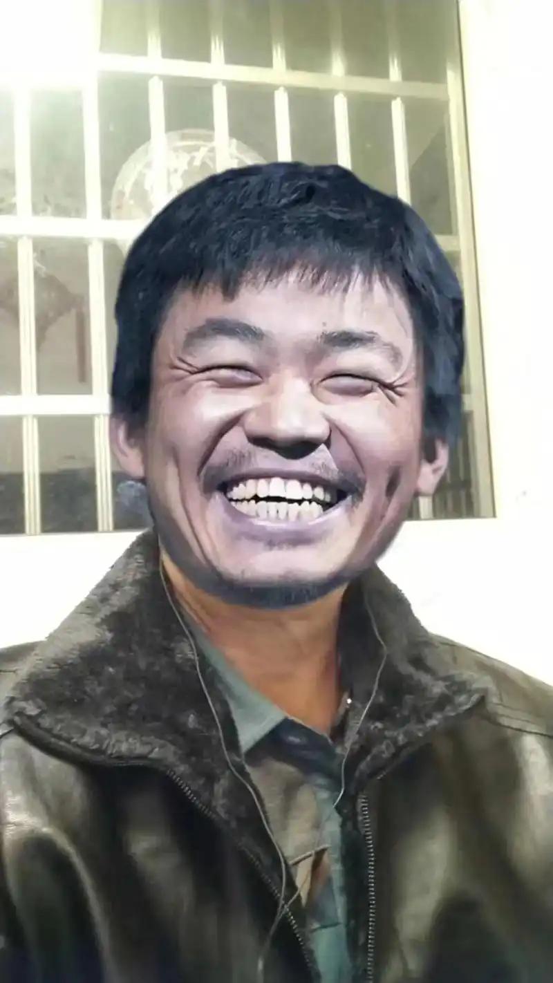 王宝强开着300万的大奔回村过年，看到村口的牌坊上写着“王宝强家乡”，王宝强很不