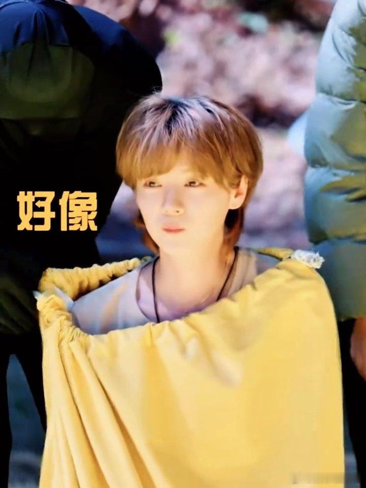 抓走鹿晗原来用黄色麻袋麻袋里的鹿晗麻袋一装可爱翻倍！鹿晗躲在里面也太有画面感了，