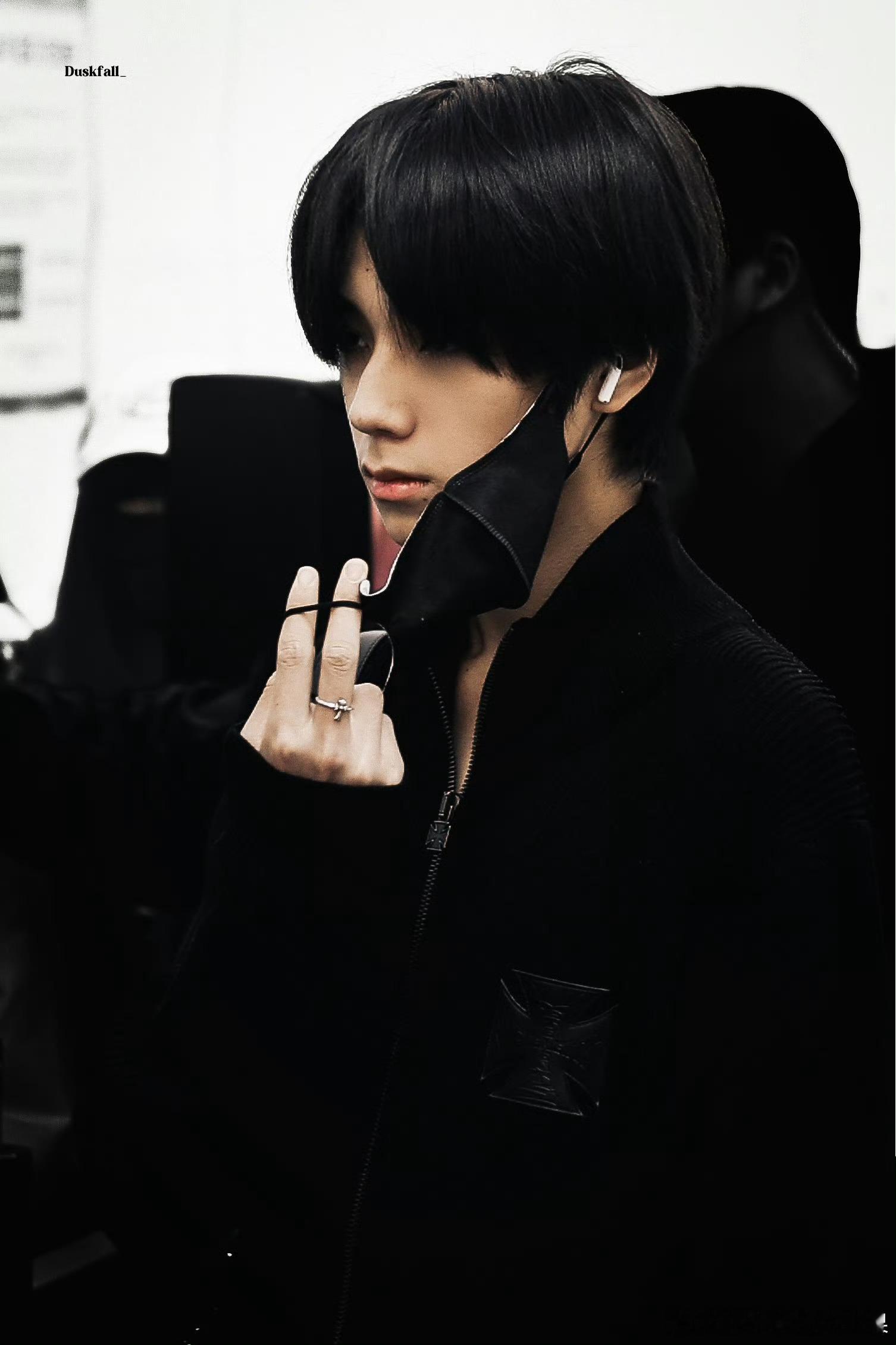 王橹杰韩国机场素颜依旧权威素颜！我们lulu回国啦~即将回到紧张的学习练习中王橹