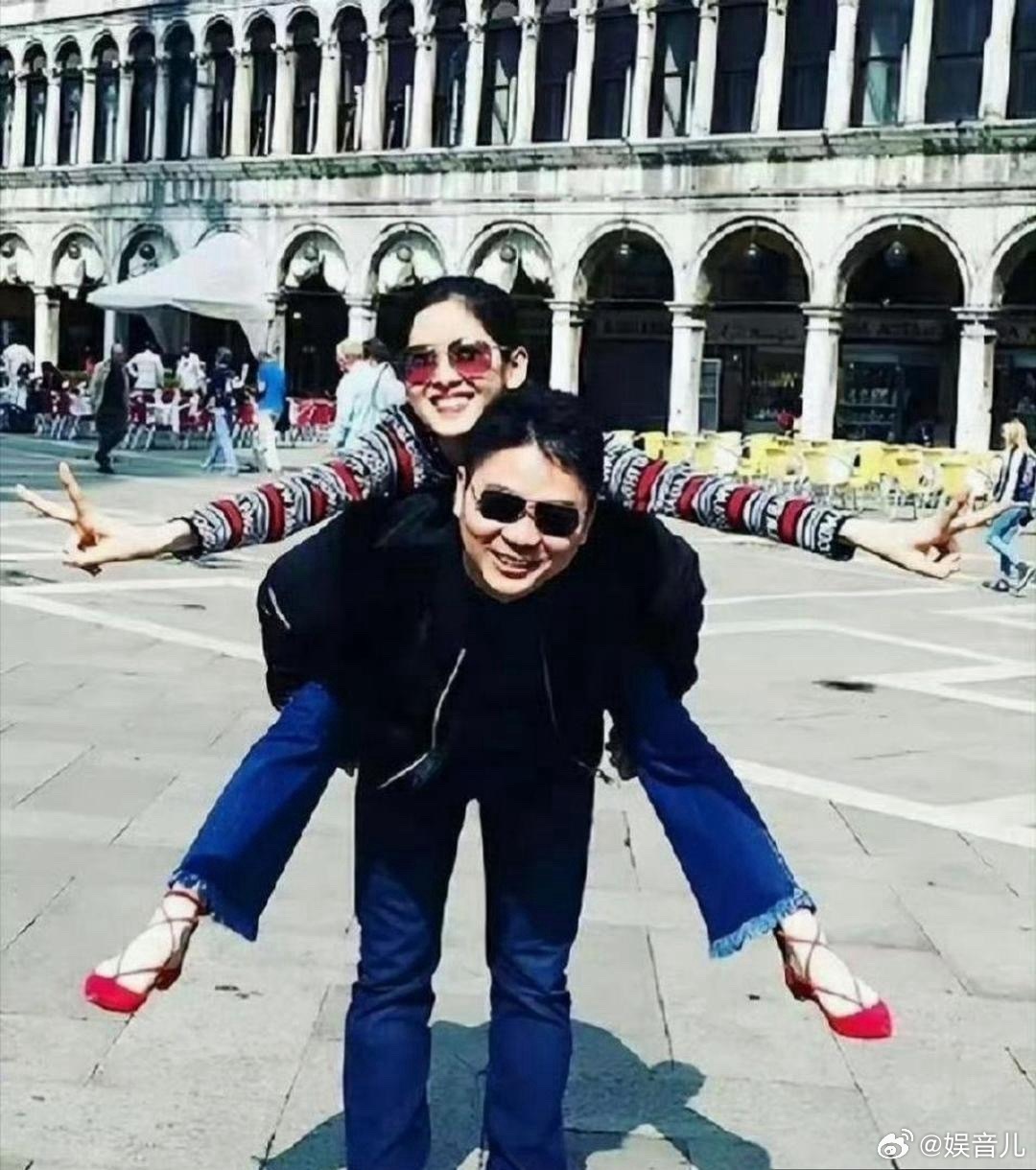 这时候刘强东三十八，章泽天十八，俩人才刚认识没几天 