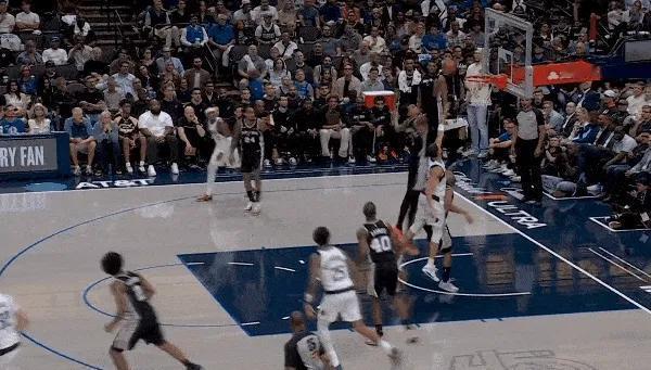 江山代有才人出，如今，NBA是年轻人的天才了。
第一次见到，有人打浓眉跟吃饭喝水