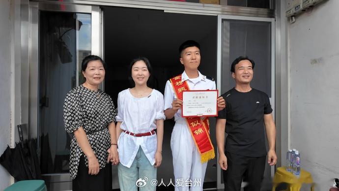 千里送喜报台州路桥好男儿圆梦军校 近日，台州路桥。金清镇汝泉村锣鼓齐鸣，海军某部