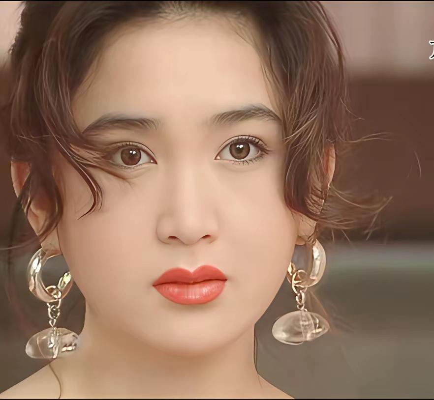 温碧霞的美不是光看五官的
她是极具氛围感的妩媚与清纯于一体的美
当年的《火玫瑰》