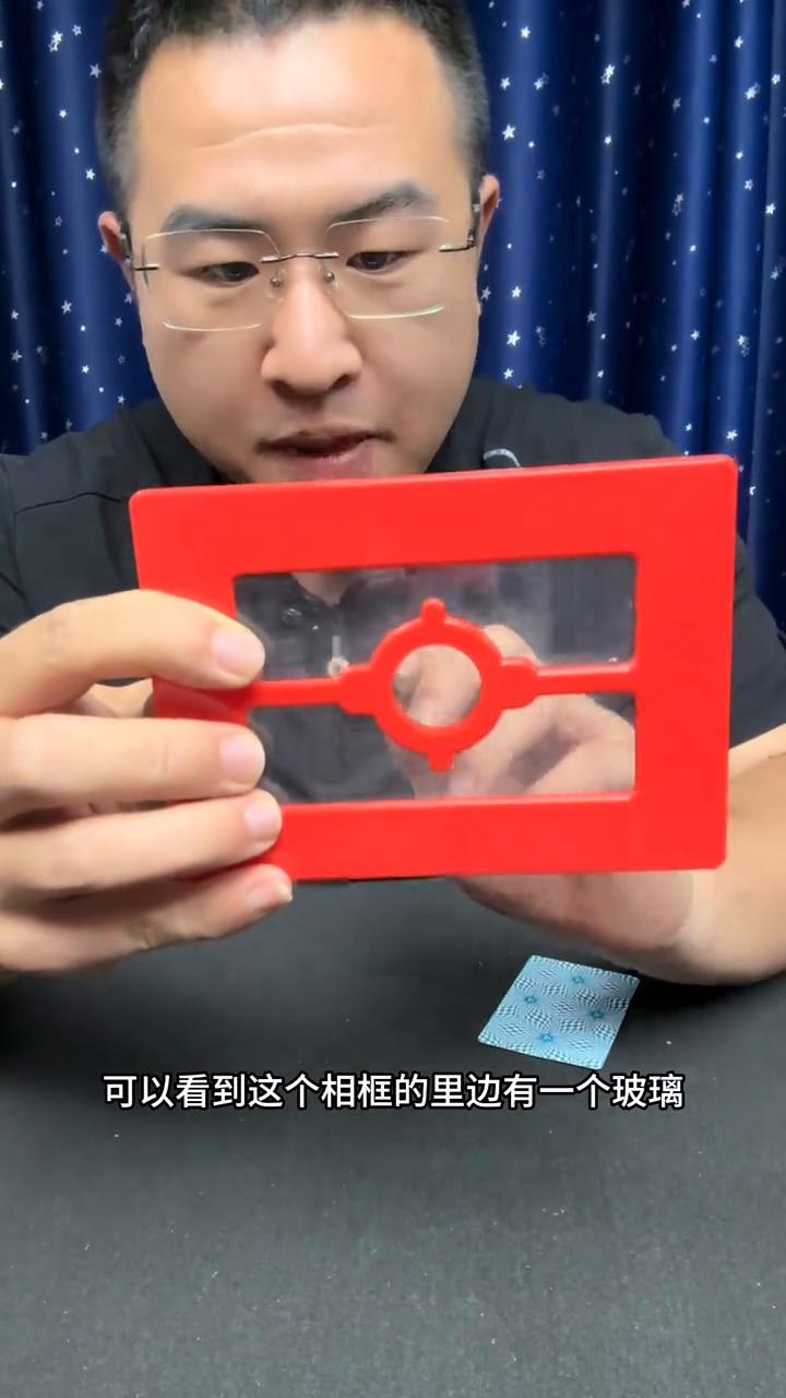 手穿玻璃骗了你十年，真相原来这么简单。
当年刘谦在春晚上这招手穿过玻璃取观众手上