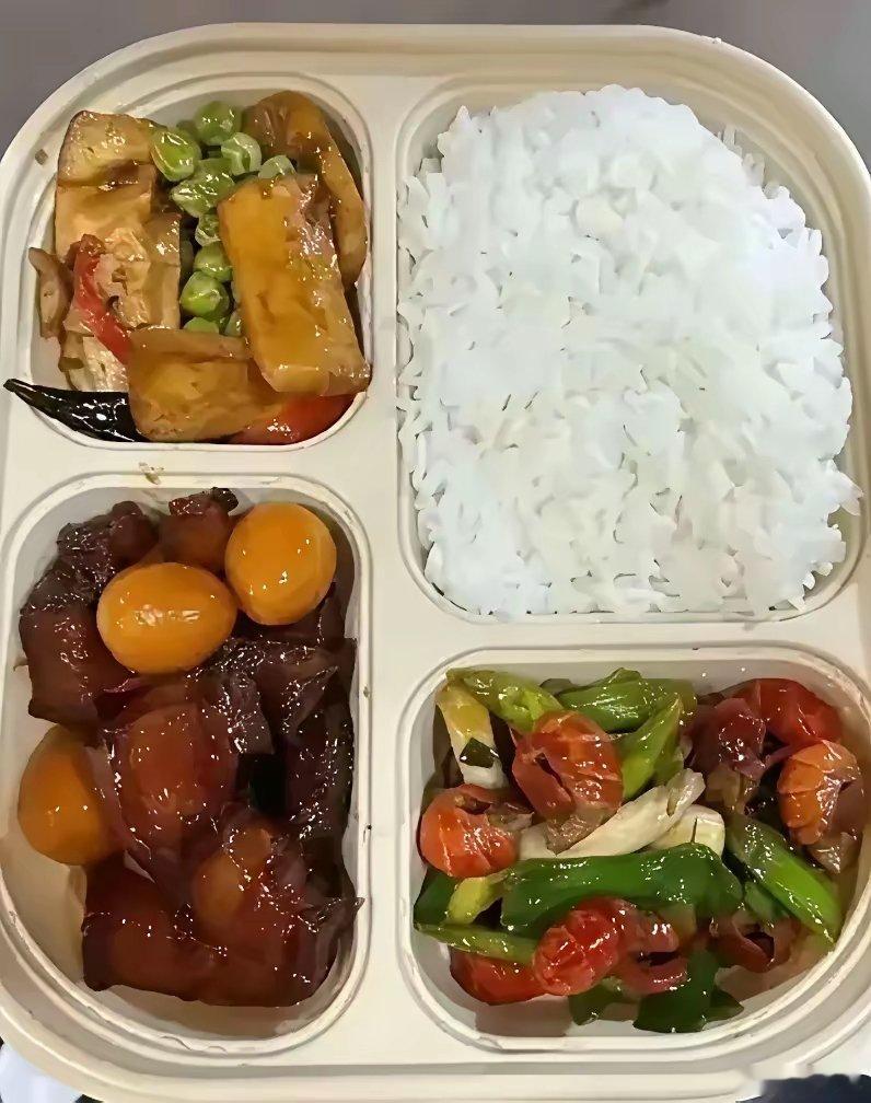 某网友:家人们谁懂啊！在高铁上饿到前胸贴后背，咬咬牙买了份45元的盒饭。米饭堆得