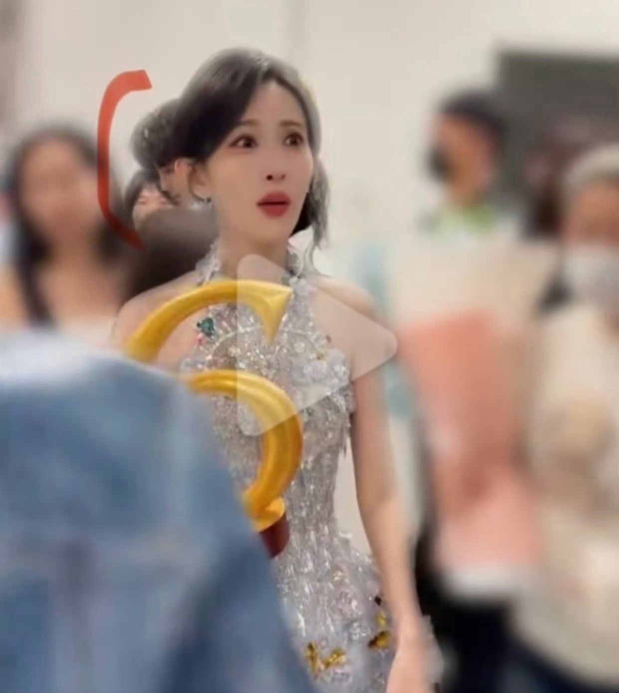 唉不知道这三个马赛克是谁 