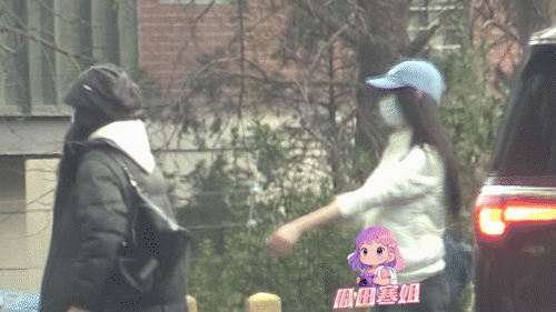 黄杨钿甜私下状态好可爱 黄杨钿甜似乎完全没受之前风波的影响啊。在机场和粉丝挥手告