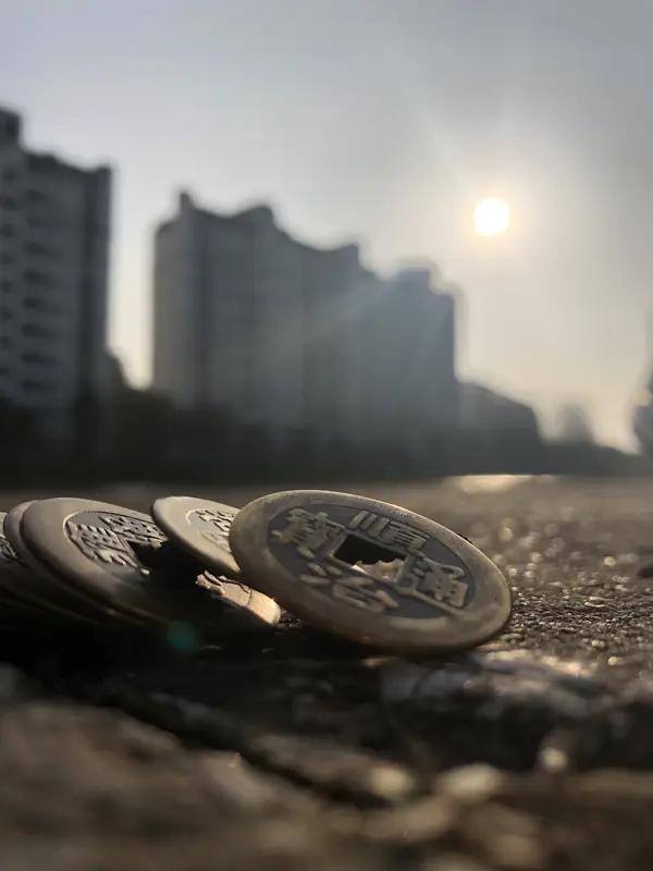 人每天奔波劳碌,究竟是为了什么? 人每天奔波劳碌，说到底大多是为了“碎银几两”。