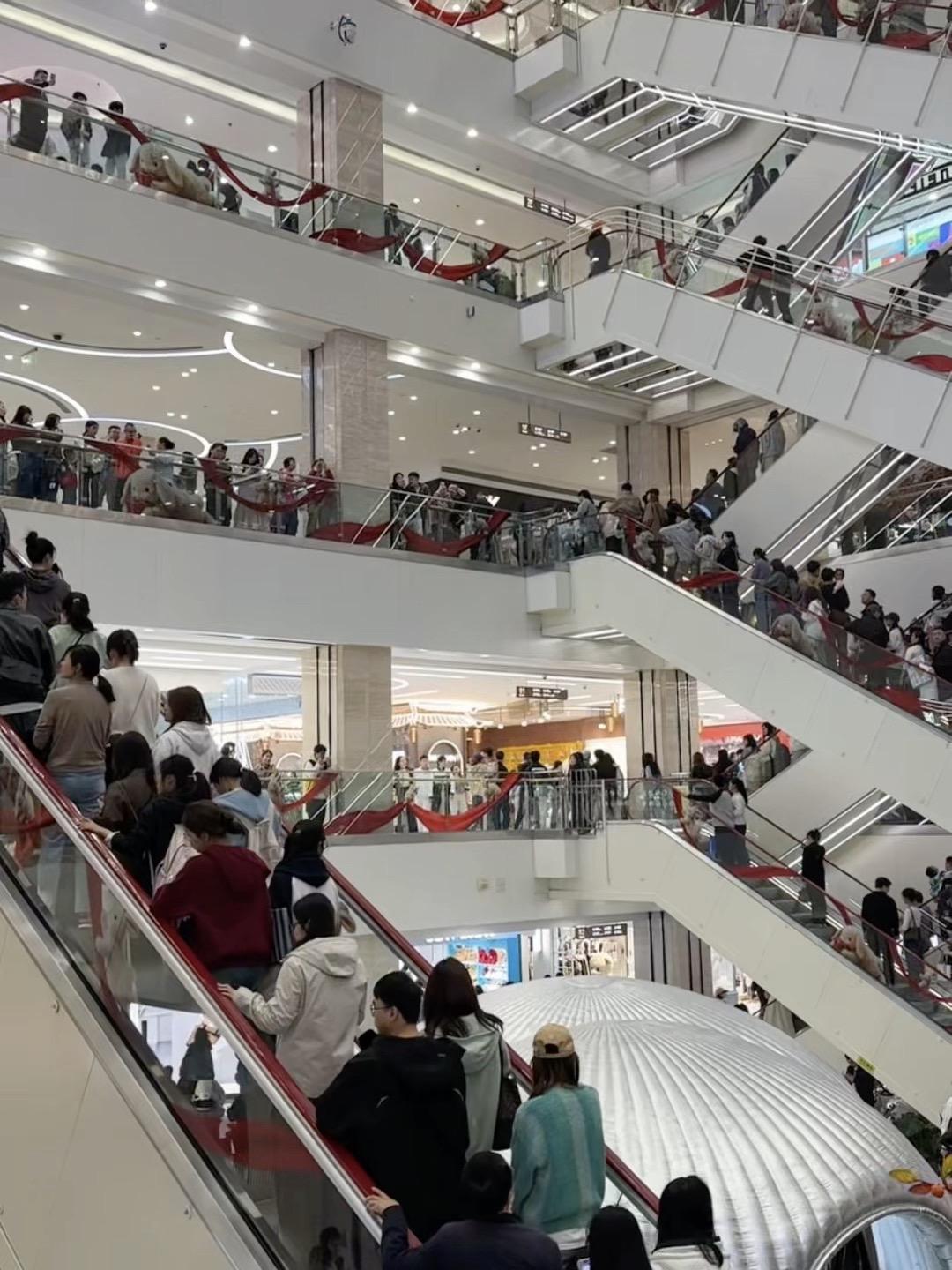 怪不得今天赛格一亿人啊………