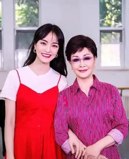 唱歌唱了一辈子，著名歌唱家李谷一也和自己的女儿肖一在一起，那是歌声中的母女情…