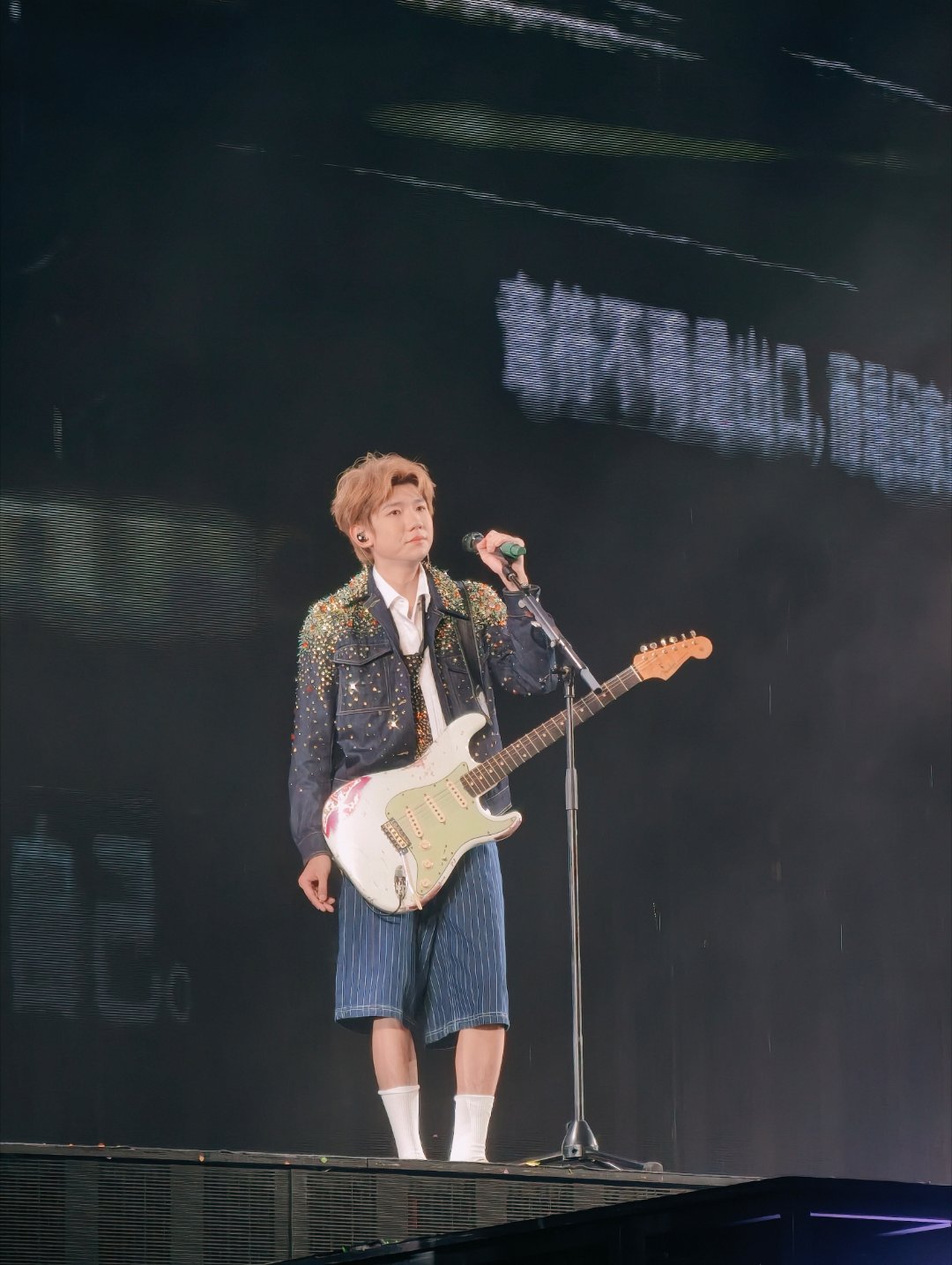 好喜欢 非常适合雨天的一首歌  浓烈情绪都落下来了 