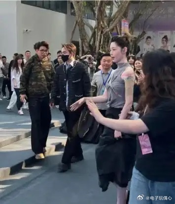 痞幼这衣服设计真大胆啊。 