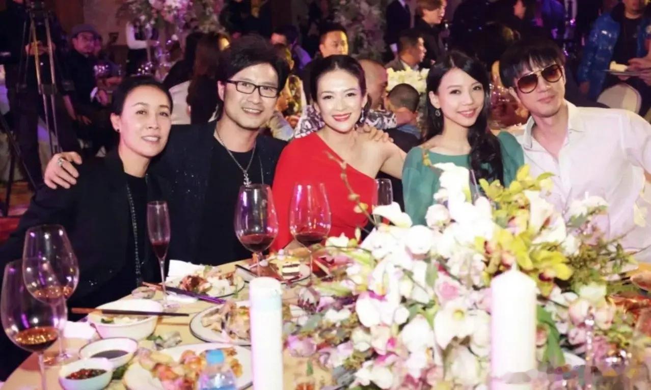 这张照片太强悍了，汪峰章子怡、王力宏李靓蕾两对夫妻，灵魂人物是那英，最牛的大神隐