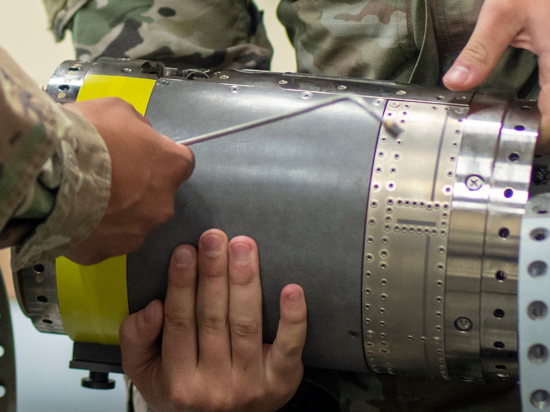 少见的AIM120战斗部，型号可能是WDU-33/ B（配备于AIM-120A/