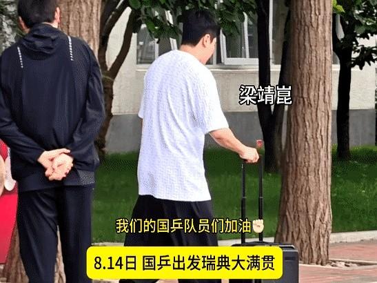 甜甜脚踝拆护具，登机瑞典。

粉丝刷屏：旧拍旧鞋旧背包，小石头三件宝，别换！
