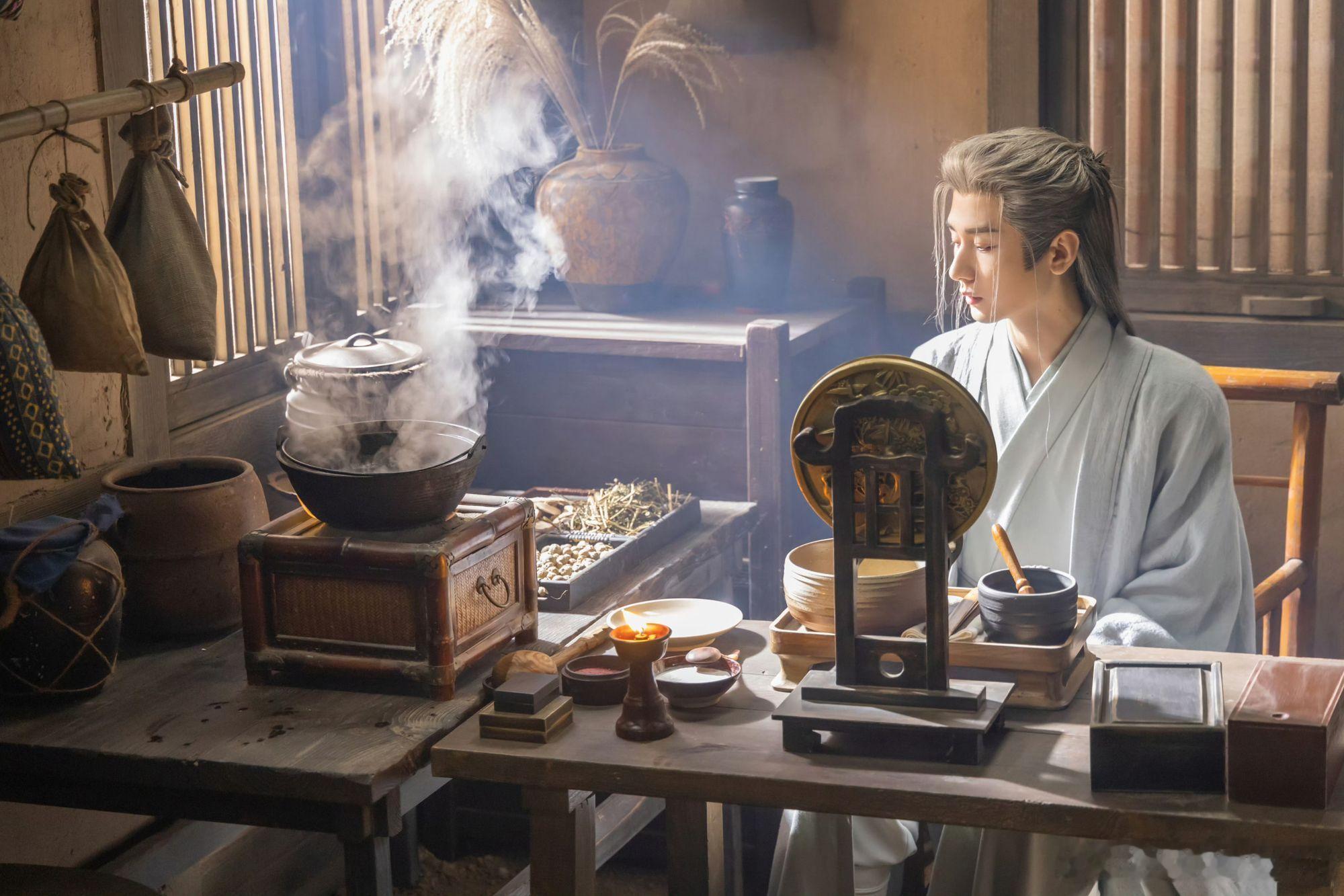 谁说谋士不风流？成毅这身长袍，是把整个盛唐的风雅都穿在身上了吧！成毅长安二十四计