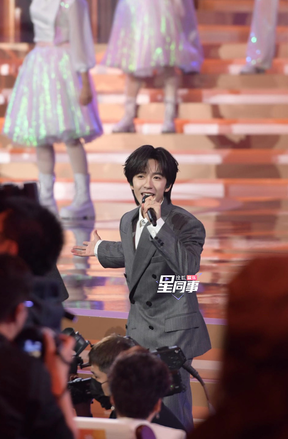 掉落几张《你知道我在等你吗》舞台生图台风好稳！北影节开幕式贺峻霖谁家贵公子北京国