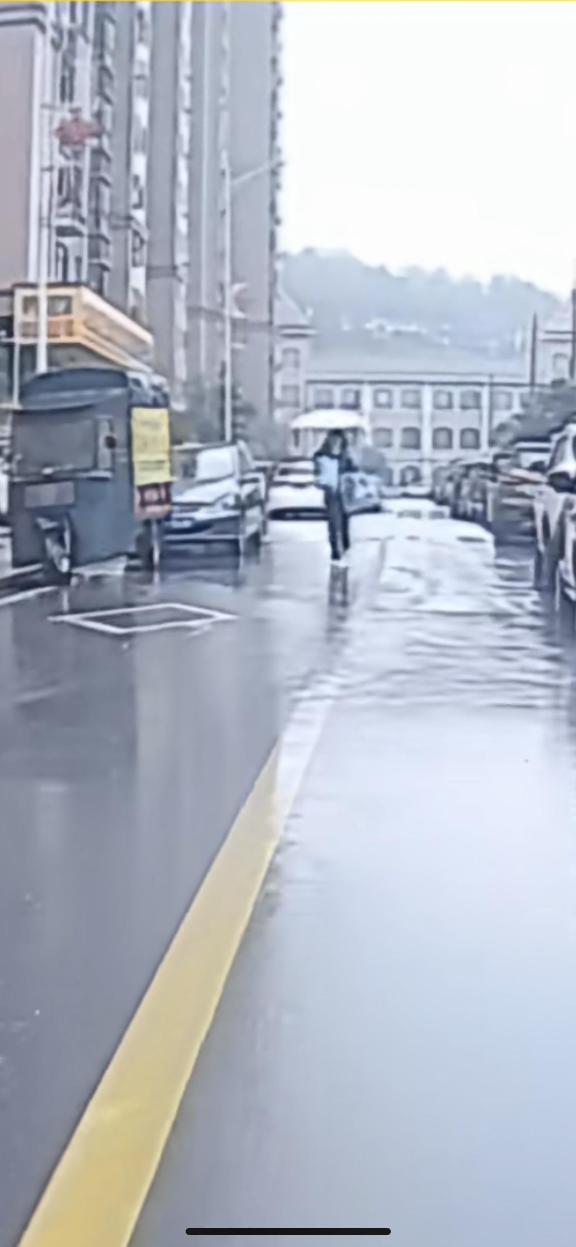 乘客迟到 ，网约车司机当面开走让乘客冒雨追车200米，司机称故意整乘客 ，谁让你