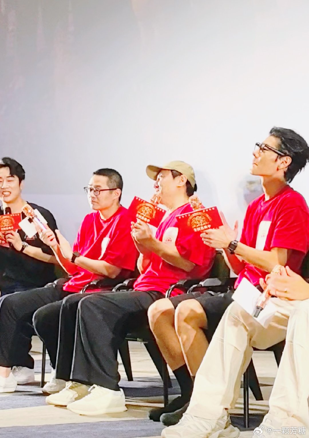 沈腾蒋奇明被观众说有疲态的反应蒋哥被说完疲惫，一秒坐直了。哈哈哈，确实路演比较繁
