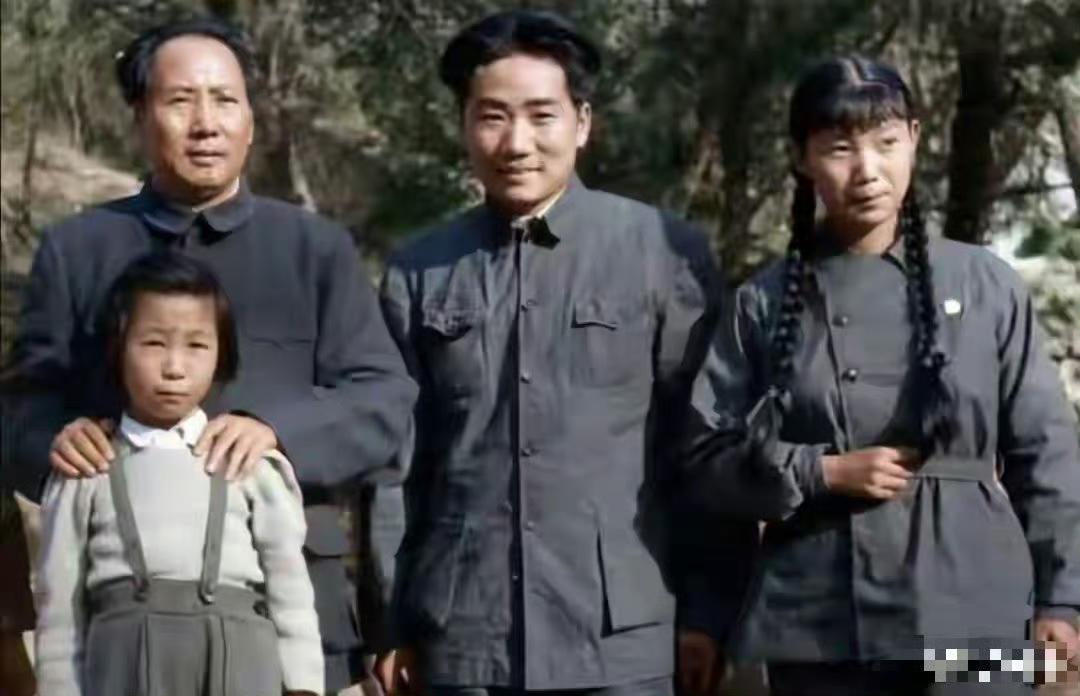 1949年北平香山，这张珍贵的合影，藏着伟人最柔软的一面。毛主席身着洗得发白的中