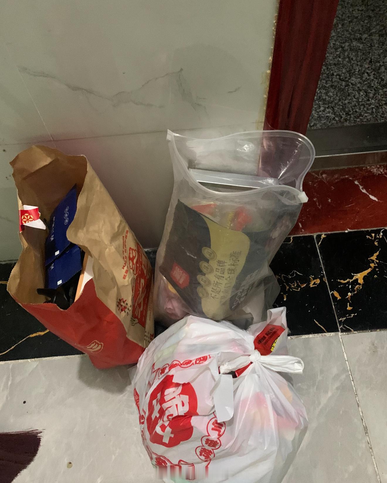 垃圾袋七分满就扔要是有吃食的东西在垃圾桶里，不管垃圾满不满，我都会当天收走，要么