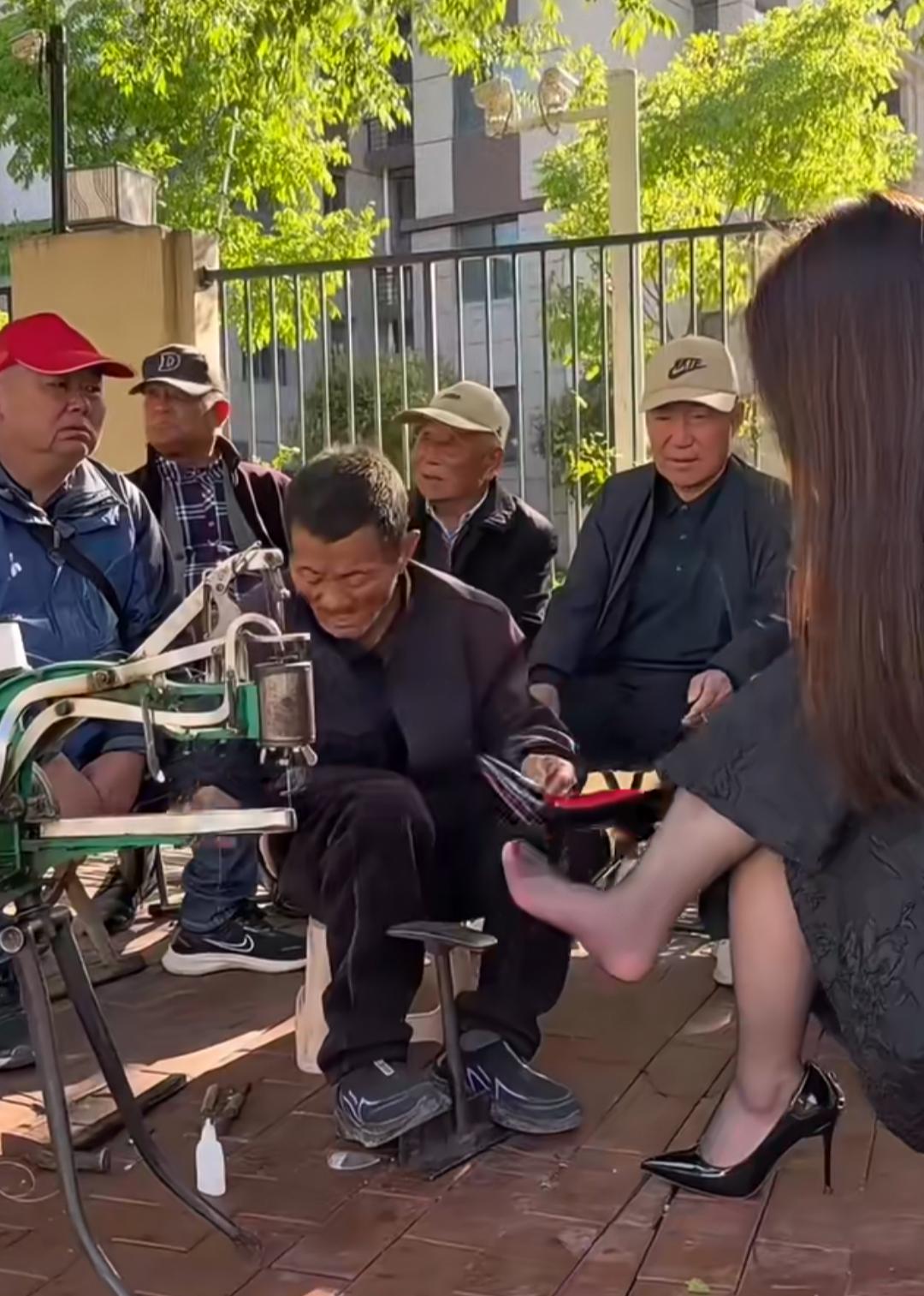一个修鞋摊，四个质检员，这鞋修完后绝对万无一失！[赞]