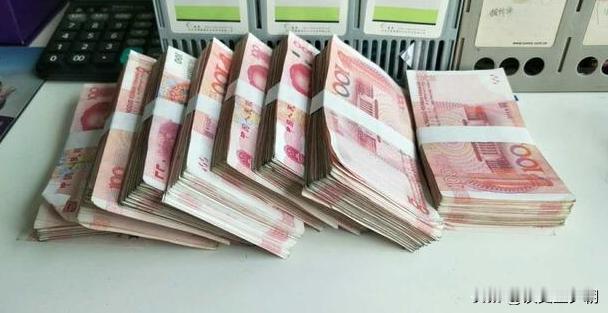同事2年前借了我50000块钱，前几天她带着现金来还钱，她让我数一下，我说不用，