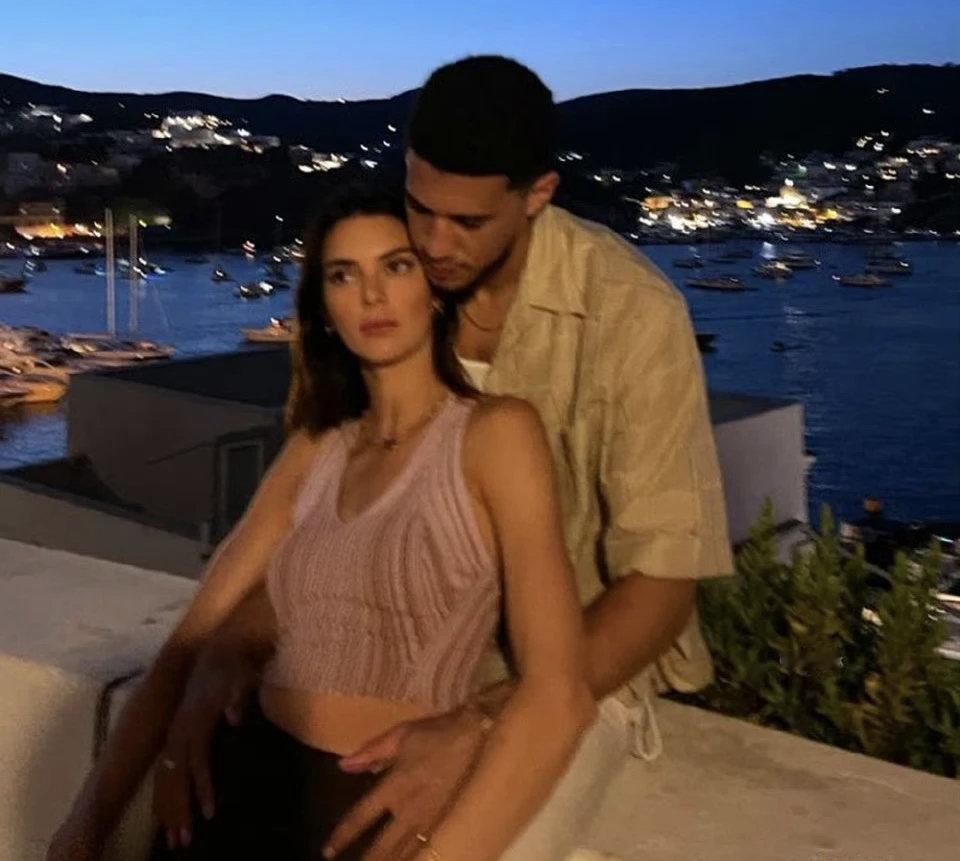 詹娜说自己看好爱国者夺得今年的超级碗，布克评论说：“我赌了一百万，海鹰队会在你之