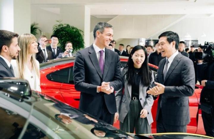 西班牙首相桑切斯来中国，专门去小米见雷军，照片里俩人笑得合不拢嘴，看着就喜庆。