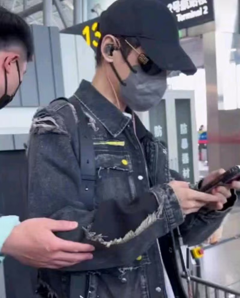 罗云熙成都出发路透罗云熙牛仔少年罗云熙牛仔少年，太帅了吧，哇哦绝了 