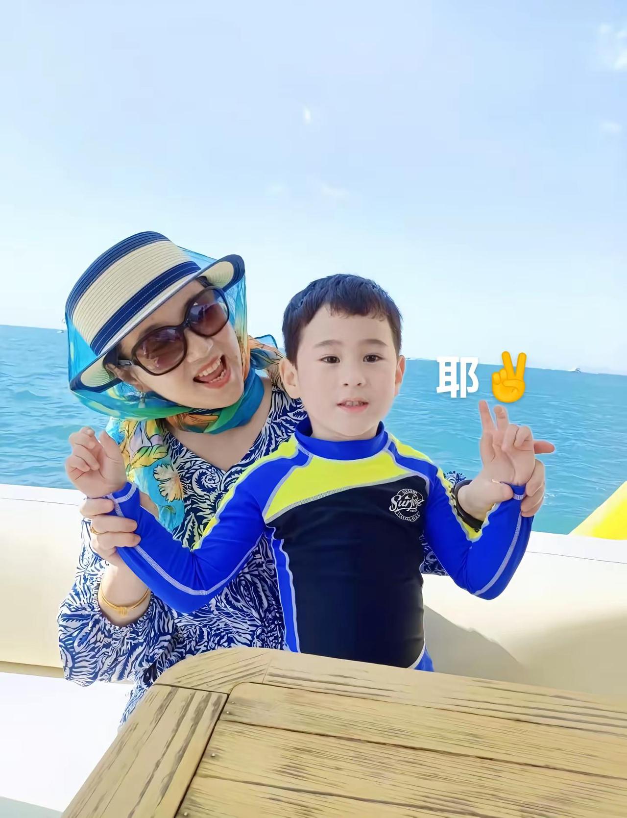 海南游玩的胖宝宝。马立奥 马立奥第一次赶海 马杨马君妍 一起看海